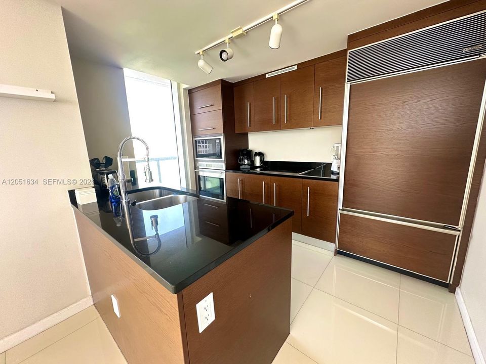 For Sale: $1,149,000 (2 beds, 2 baths, 1459 Square Feet)