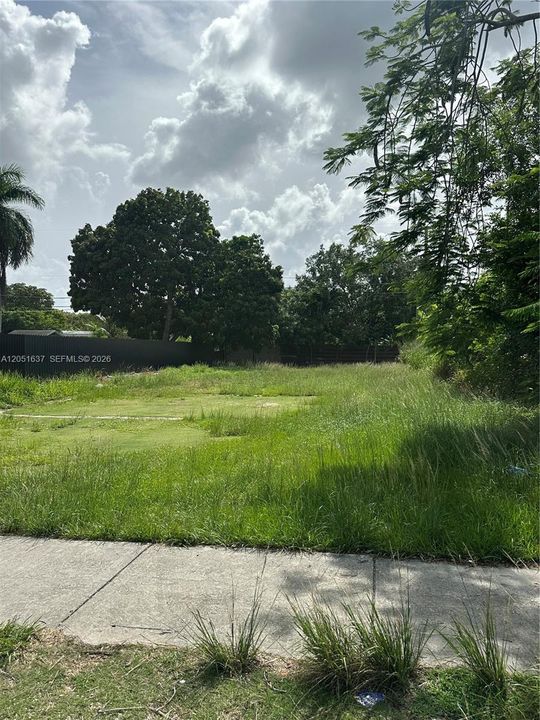 На продажу: $174,900 (0.16 acres)