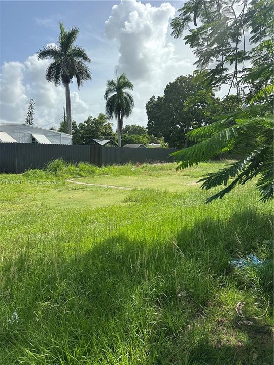 На продажу: $174,900 (0.16 acres)