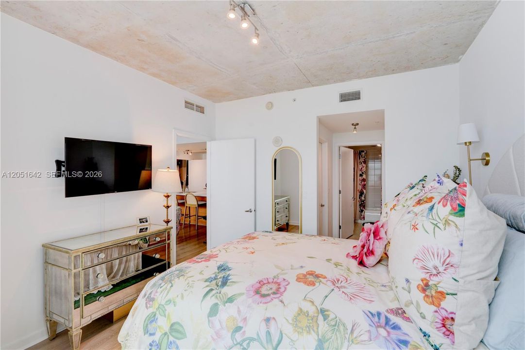 For Sale: $750,000 (2 beds, 2 baths, 1142 Square Feet)