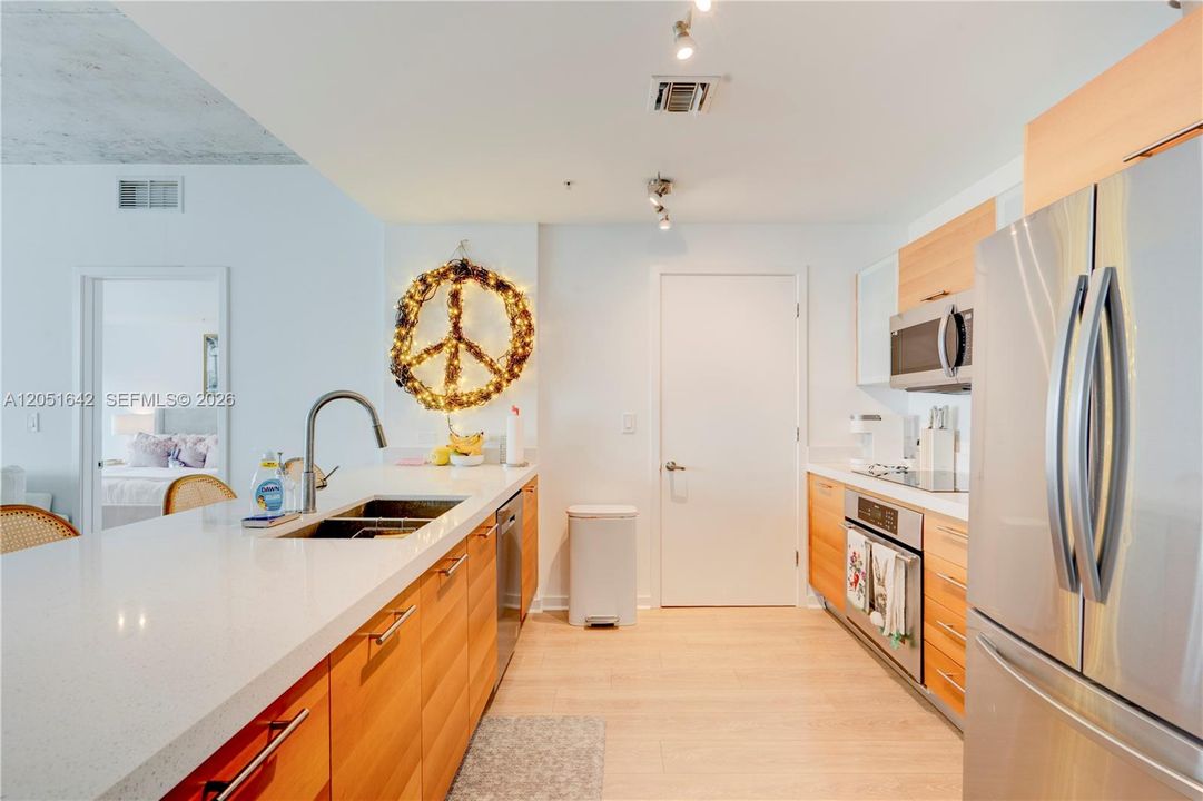 For Sale: $750,000 (2 beds, 2 baths, 1142 Square Feet)