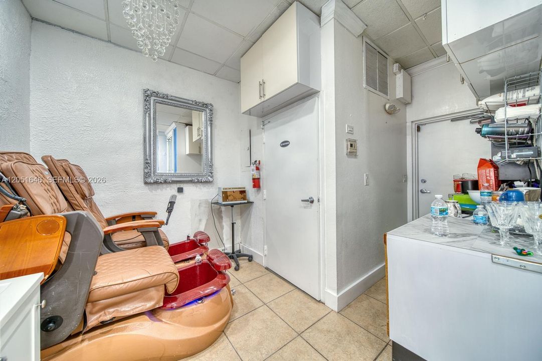 pedicure spa and extra room in the back/cuarto atras con spa