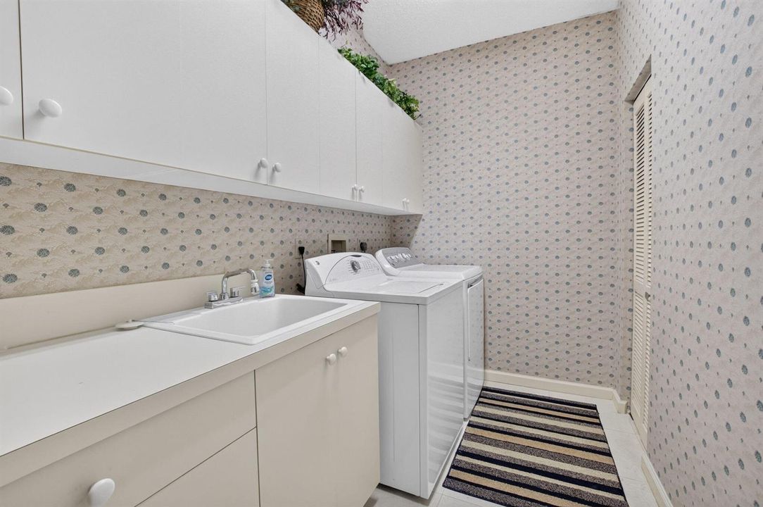 laundry room with sink & closet