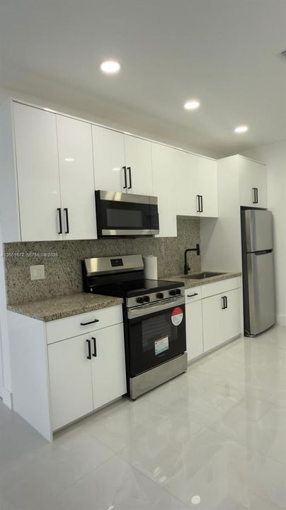 В аренду: $4,200 (4 спален, 2 ванн, 1752 Квадратных фут)