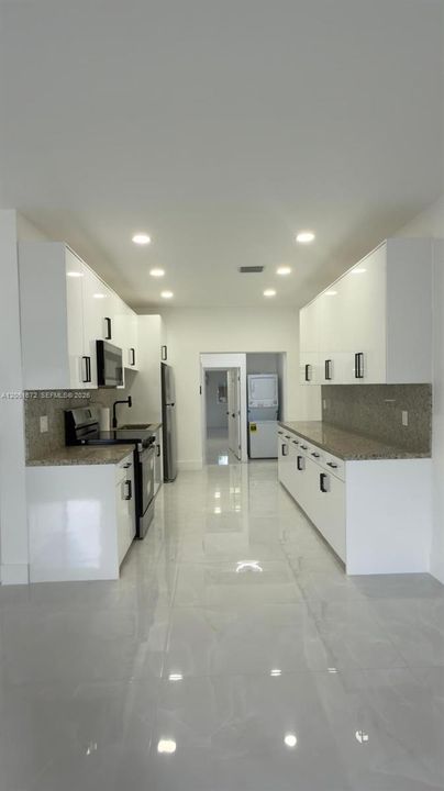 В аренду: $4,200 (4 спален, 2 ванн, 1752 Квадратных фут)