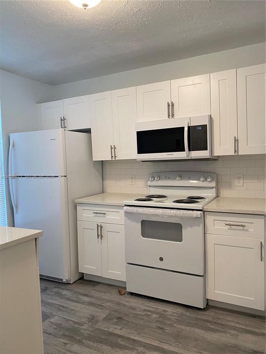 For Rent: $1,950 (2 beds, 2 baths, 880 Square Feet)