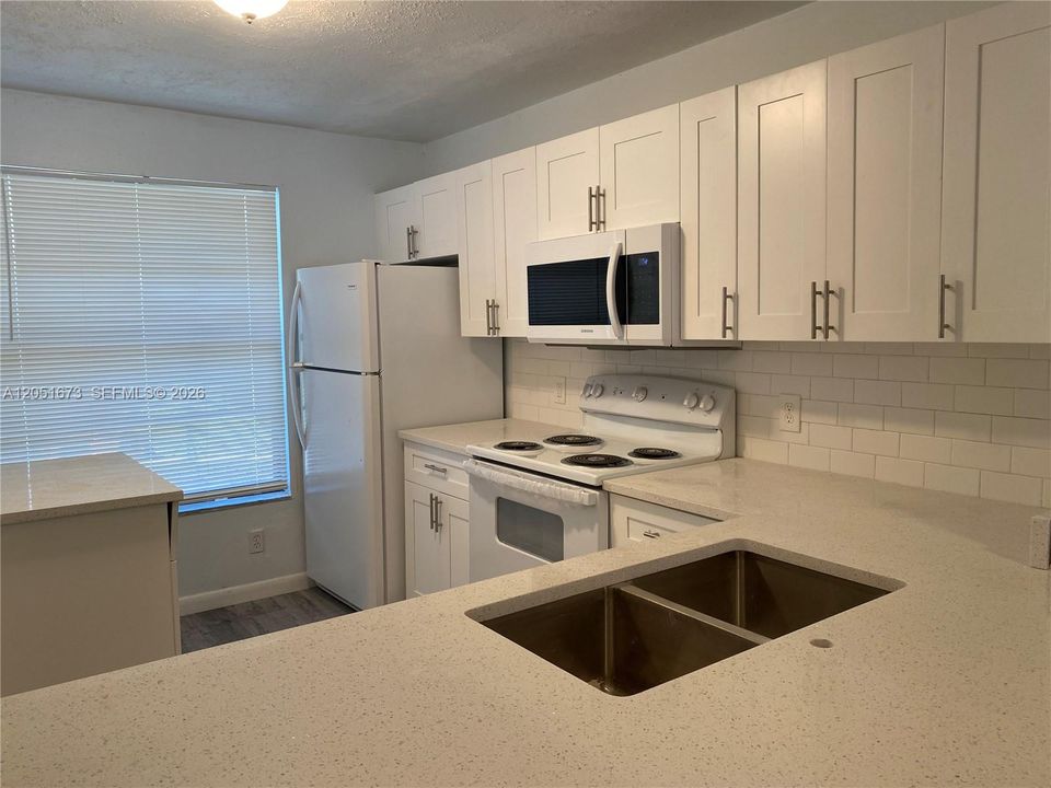 For Rent: $1,950 (2 beds, 2 baths, 880 Square Feet)