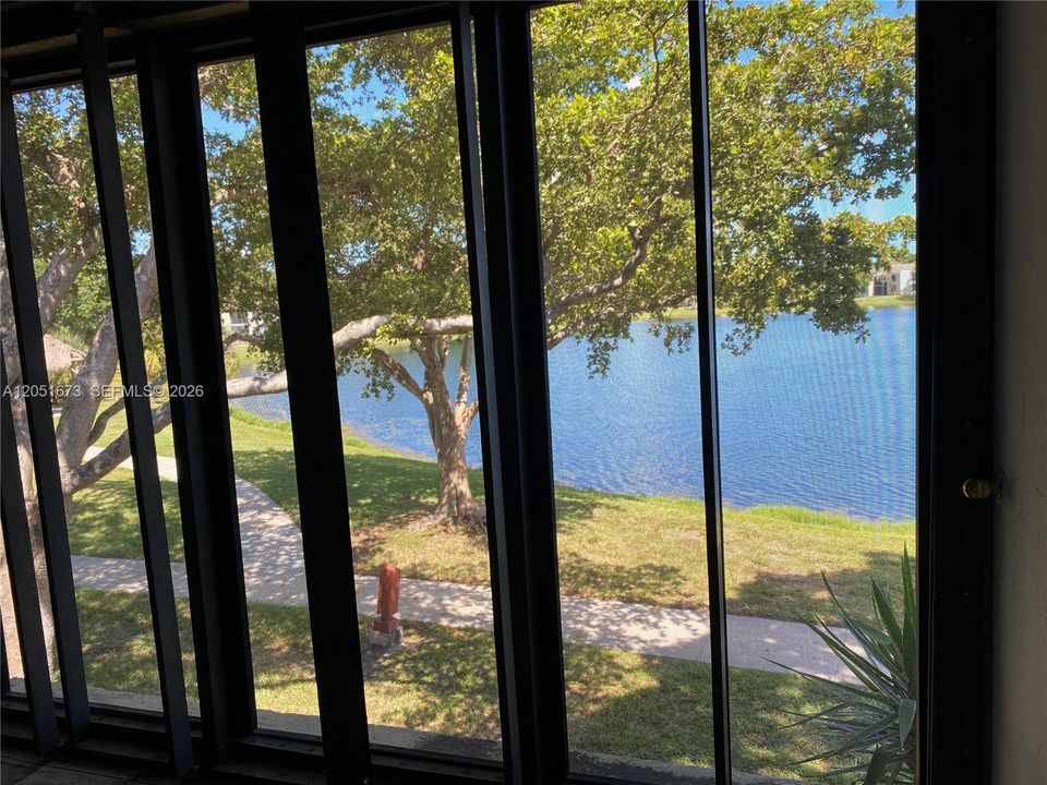For Rent: $1,950 (2 beds, 2 baths, 880 Square Feet)