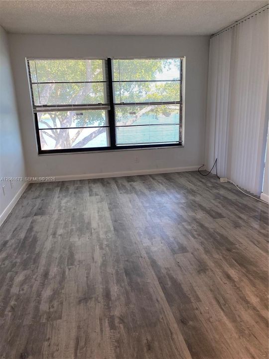 For Rent: $1,950 (2 beds, 2 baths, 880 Square Feet)