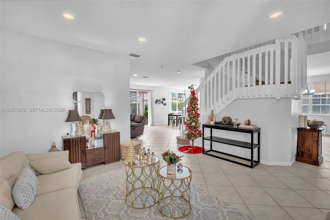 En Venta: $799,000 (5 camas, 3 baños, 2480 Pies cuadrados)