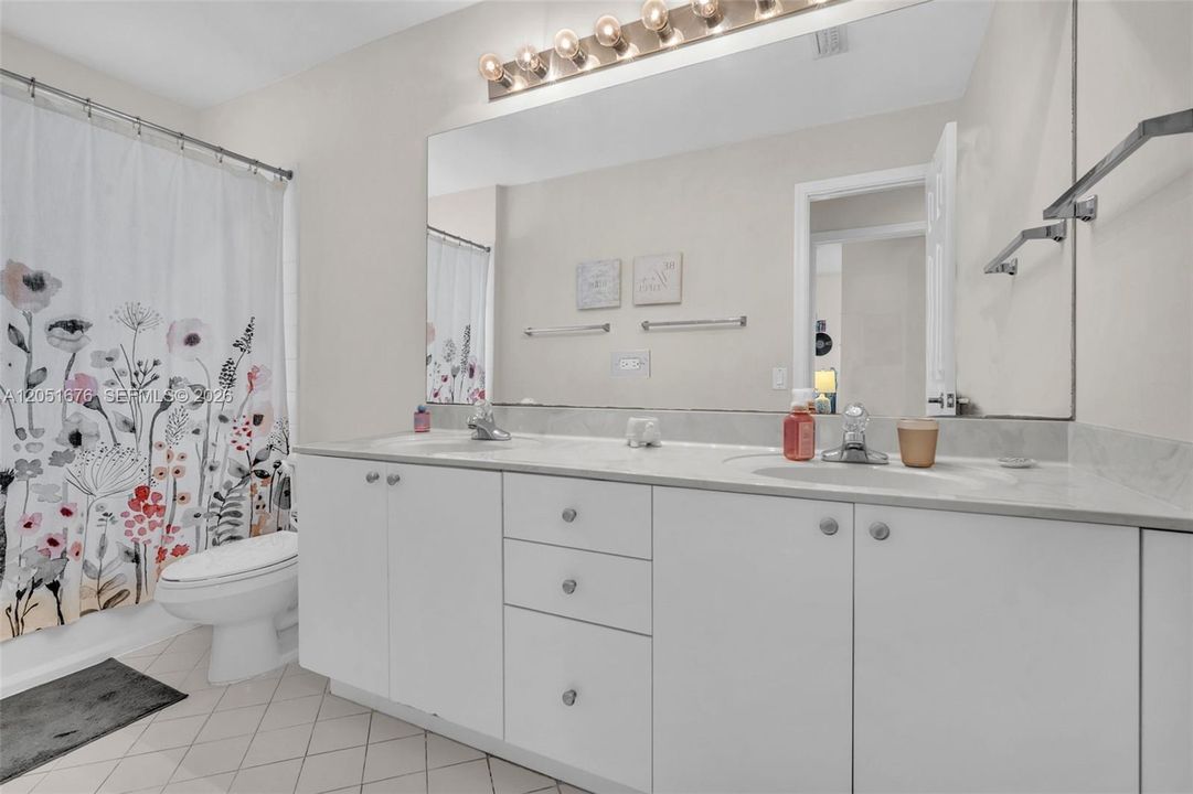 En Venta: $799,000 (5 camas, 3 baños, 2480 Pies cuadrados)