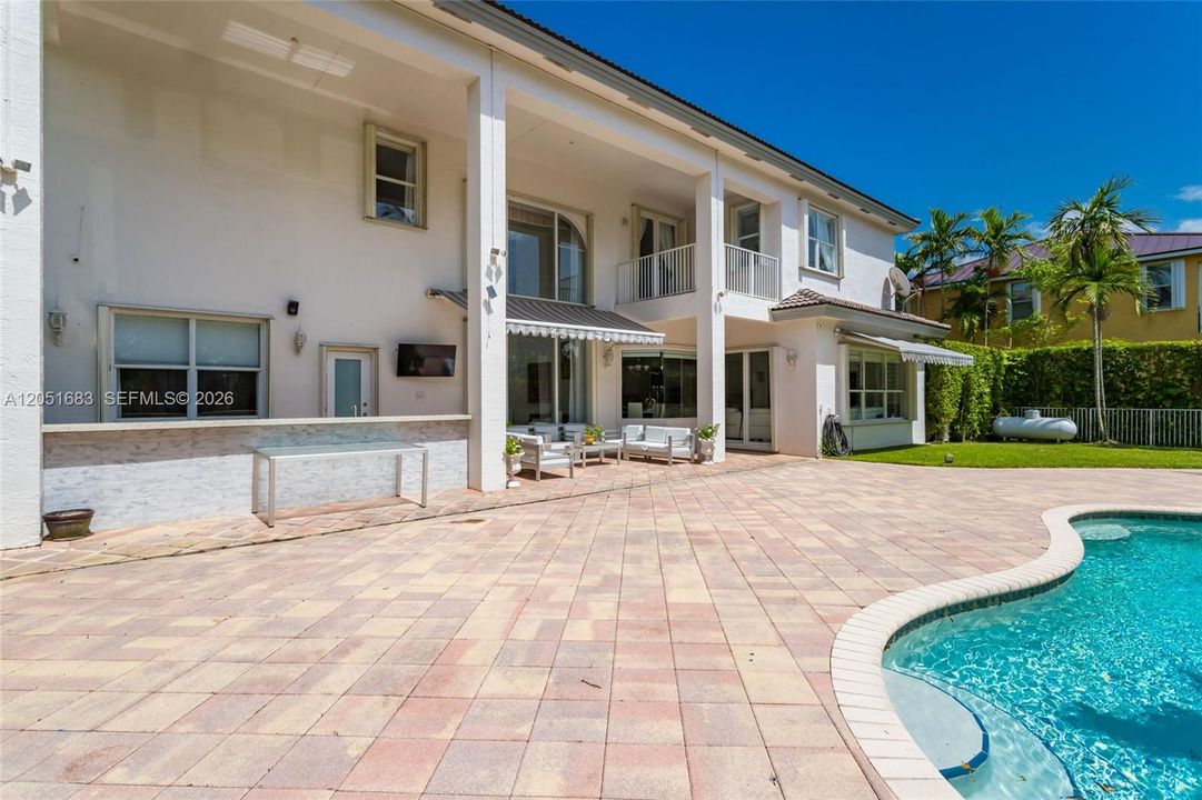 На продажу: $1,739,000 (6 спален, 4 ванн, 4264 Квадратных фут)