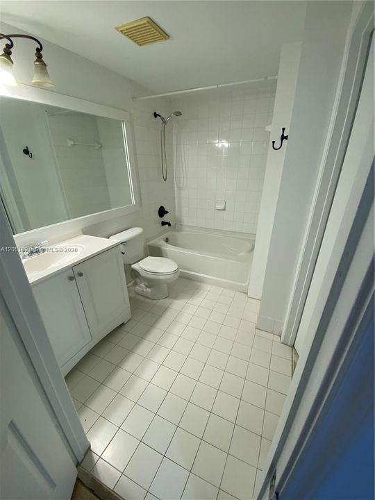 Active With Contract: $2,100 (1 beds, 1 baths, 685 Square Feet)