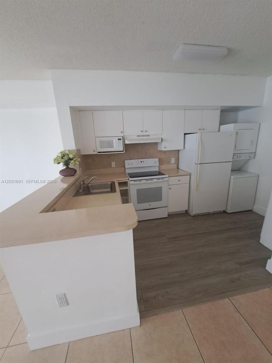 Active With Contract: $2,100 (1 beds, 1 baths, 685 Square Feet)