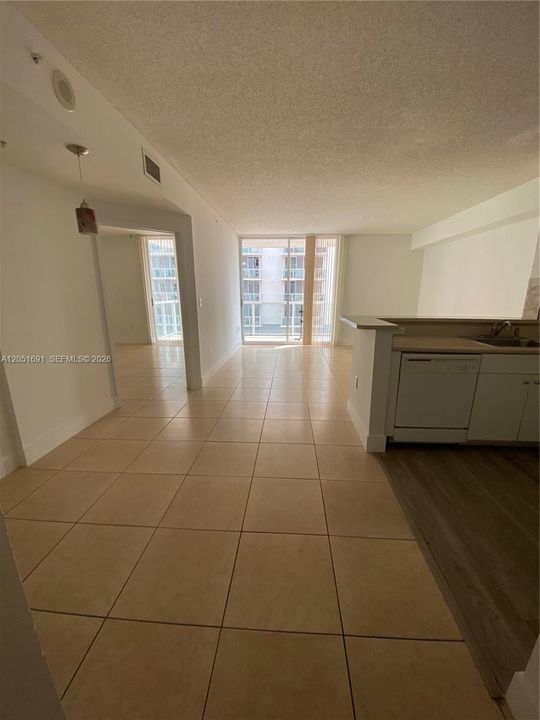 Active With Contract: $2,100 (1 beds, 1 baths, 685 Square Feet)