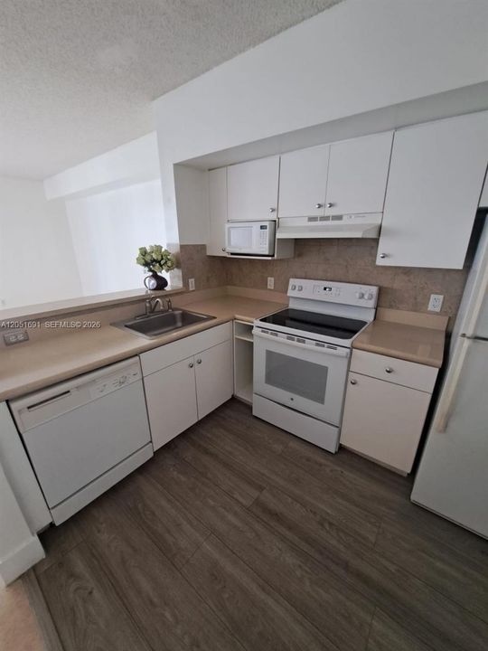 Active With Contract: $2,100 (1 beds, 1 baths, 685 Square Feet)