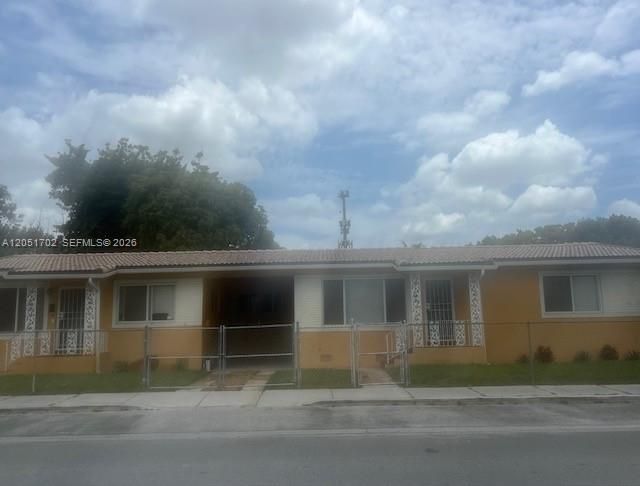 For Rent: $2,100 (2 beds, 1 baths, 950 Square Feet)
