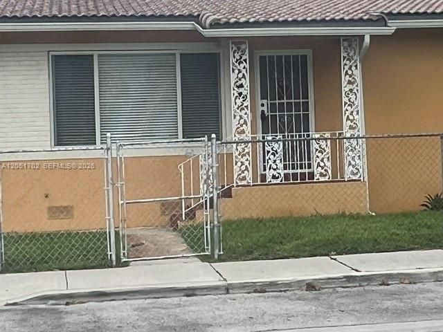 For Rent: $2,100 (2 beds, 1 baths, 950 Square Feet)