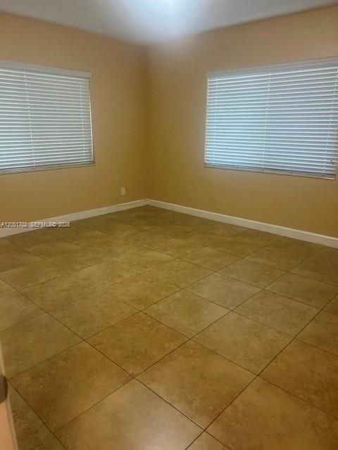 For Rent: $2,100 (2 beds, 1 baths, 950 Square Feet)