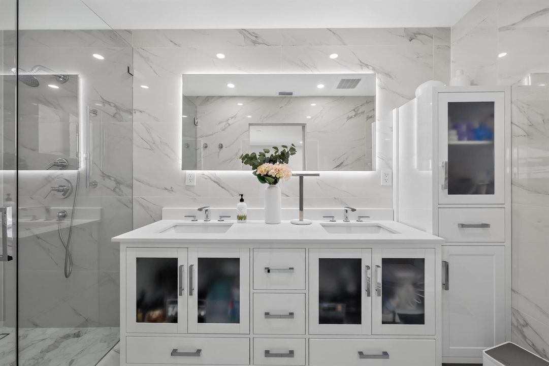 28_10363_SW_6th_St-Bathroom--HDR