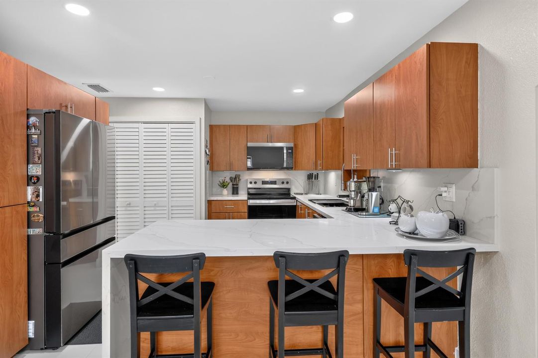 10_10363_SW_6th_St-Kitchen--HDR