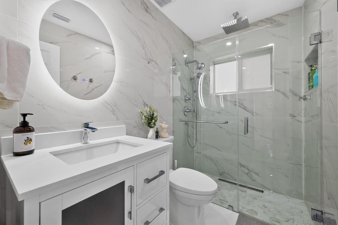26_10363_SW_6th_St-Bathroom--HDR