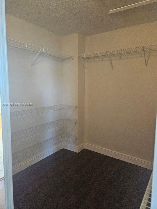 Activo con contrato: $4,000 (5 camas, 2 baños, 2837 Pies cuadrados)