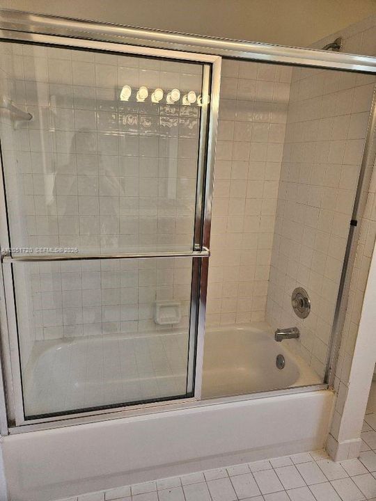 Activo con contrato: $4,000 (5 camas, 2 baños, 2837 Pies cuadrados)