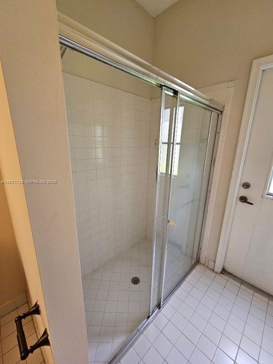 Activo con contrato: $4,000 (5 camas, 2 baños, 2837 Pies cuadrados)