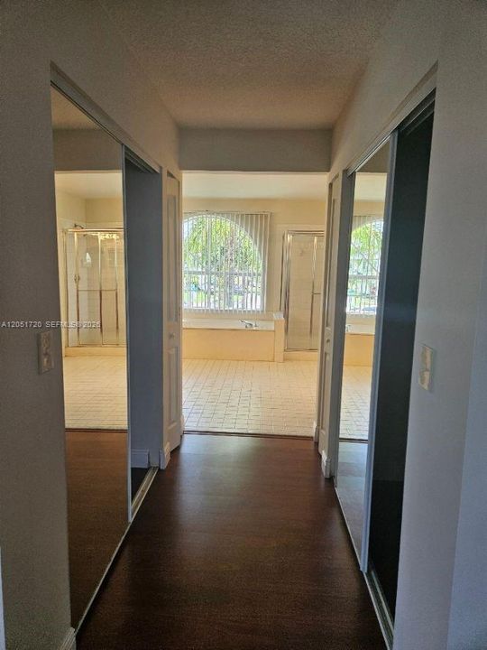 Activo con contrato: $4,000 (5 camas, 2 baños, 2837 Pies cuadrados)