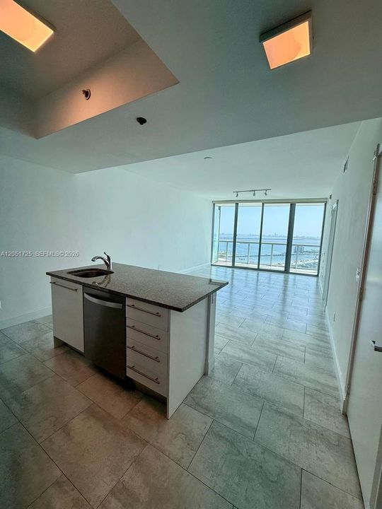 For Sale: $585,000 (1 beds, 1 baths, 845 Square Feet)