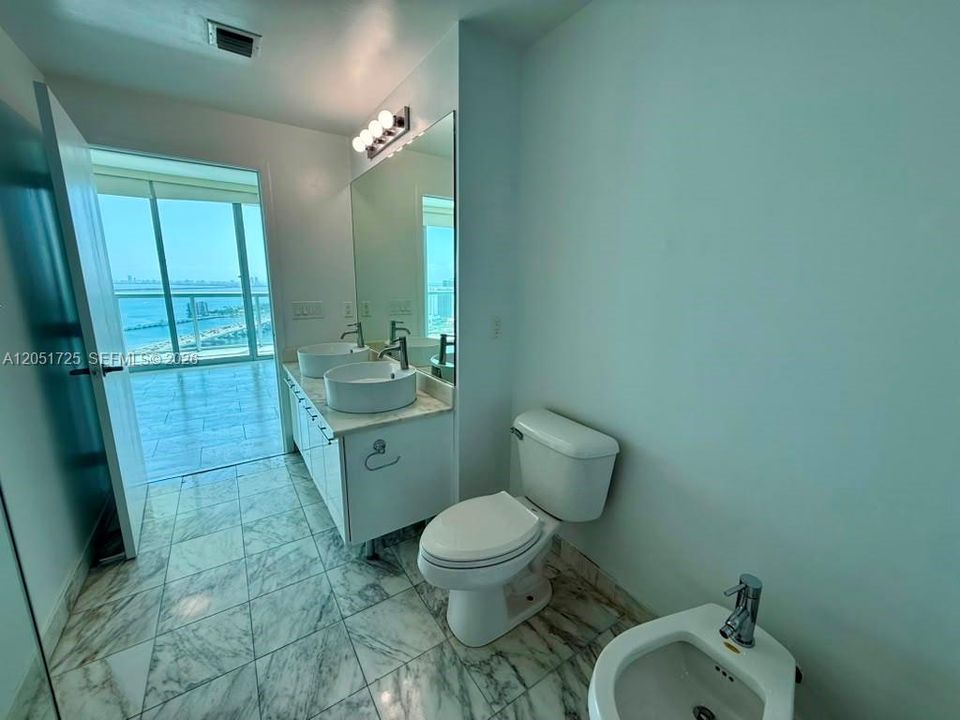 For Sale: $585,000 (1 beds, 1 baths, 845 Square Feet)