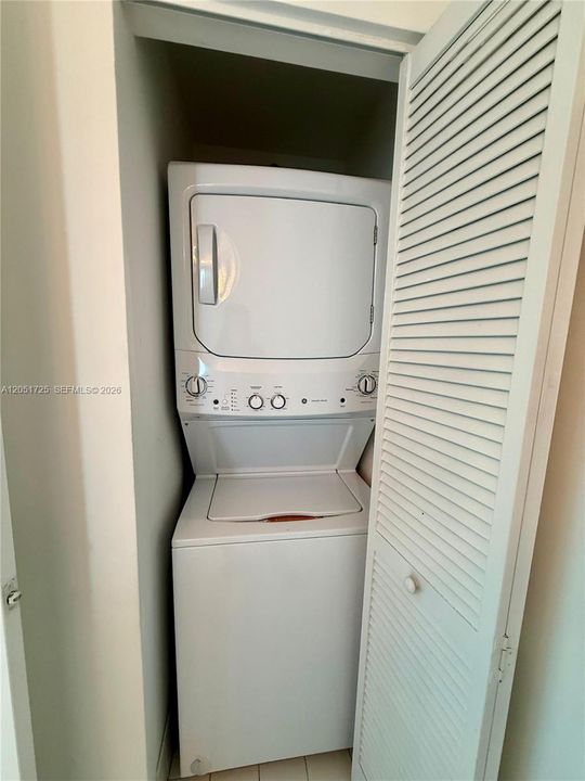For Sale: $585,000 (1 beds, 1 baths, 845 Square Feet)