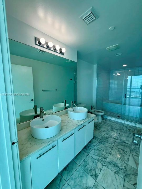 For Sale: $585,000 (1 beds, 1 baths, 845 Square Feet)