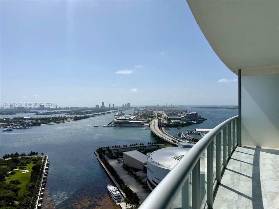 For Sale: $585,000 (1 beds, 1 baths, 845 Square Feet)