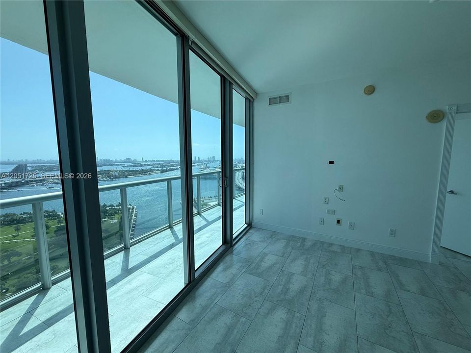 For Sale: $585,000 (1 beds, 1 baths, 845 Square Feet)