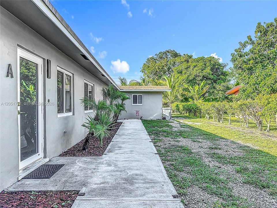 For Rent: $1,900 (2 beds, 2 baths, 1988 Square Feet)