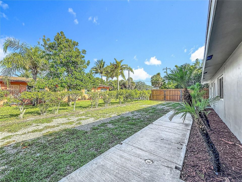For Rent: $1,900 (2 beds, 2 baths, 1988 Square Feet)