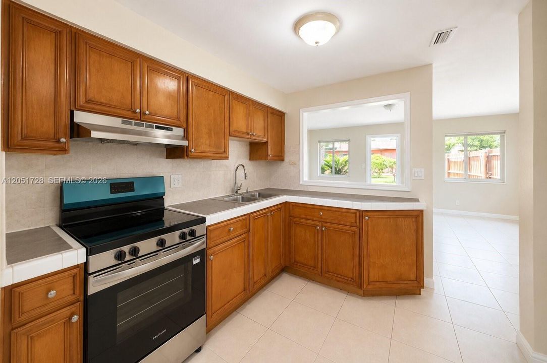 For Rent: $1,900 (2 beds, 2 baths, 1988 Square Feet)