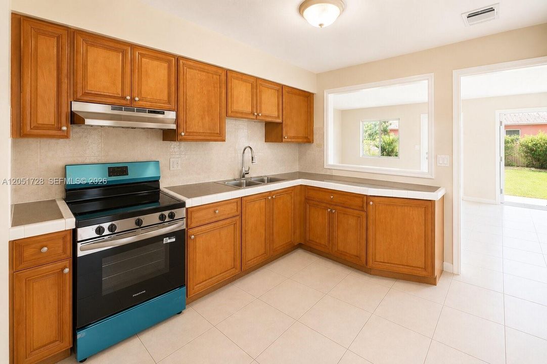 For Rent: $1,900 (2 beds, 2 baths, 1988 Square Feet)