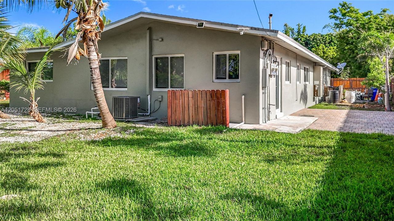 For Rent: $1,900 (2 beds, 2 baths, 1988 Square Feet)