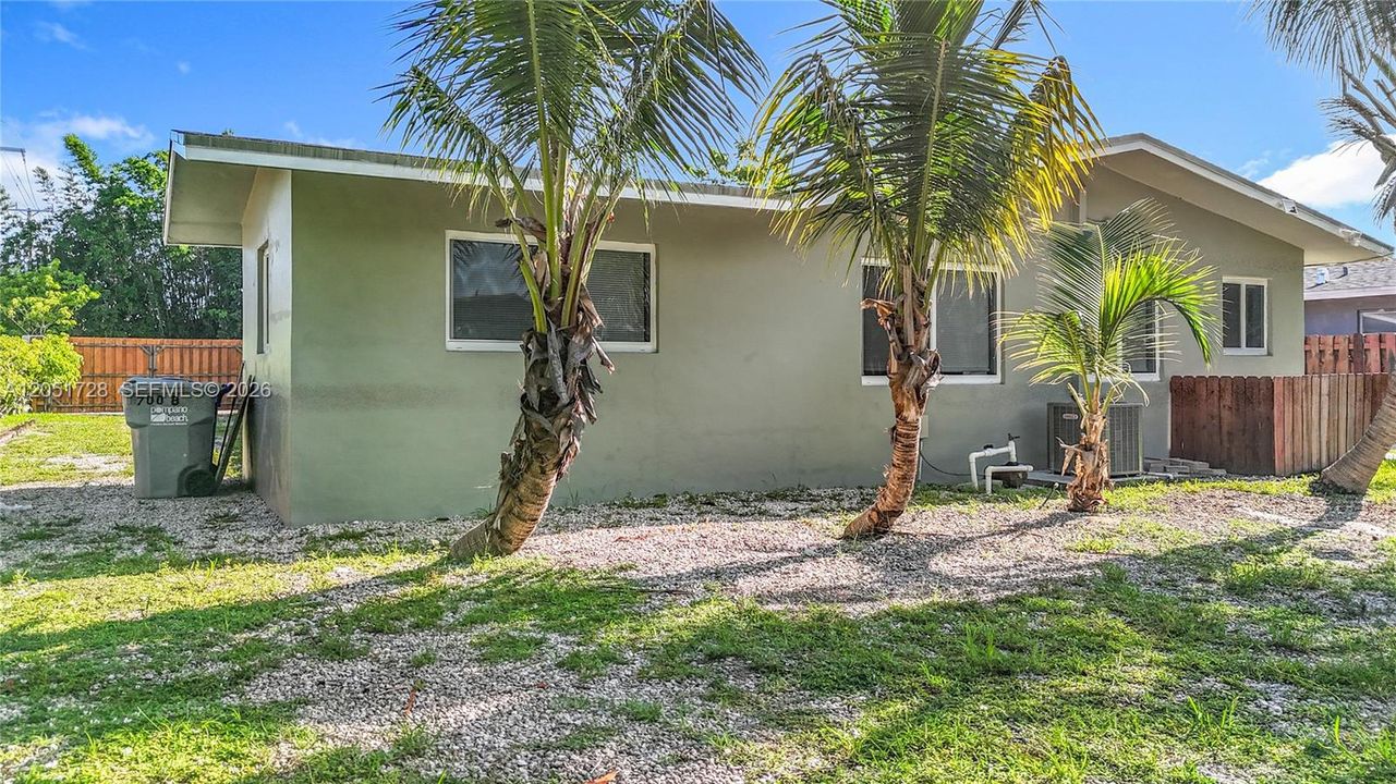 For Rent: $1,900 (2 beds, 2 baths, 1988 Square Feet)