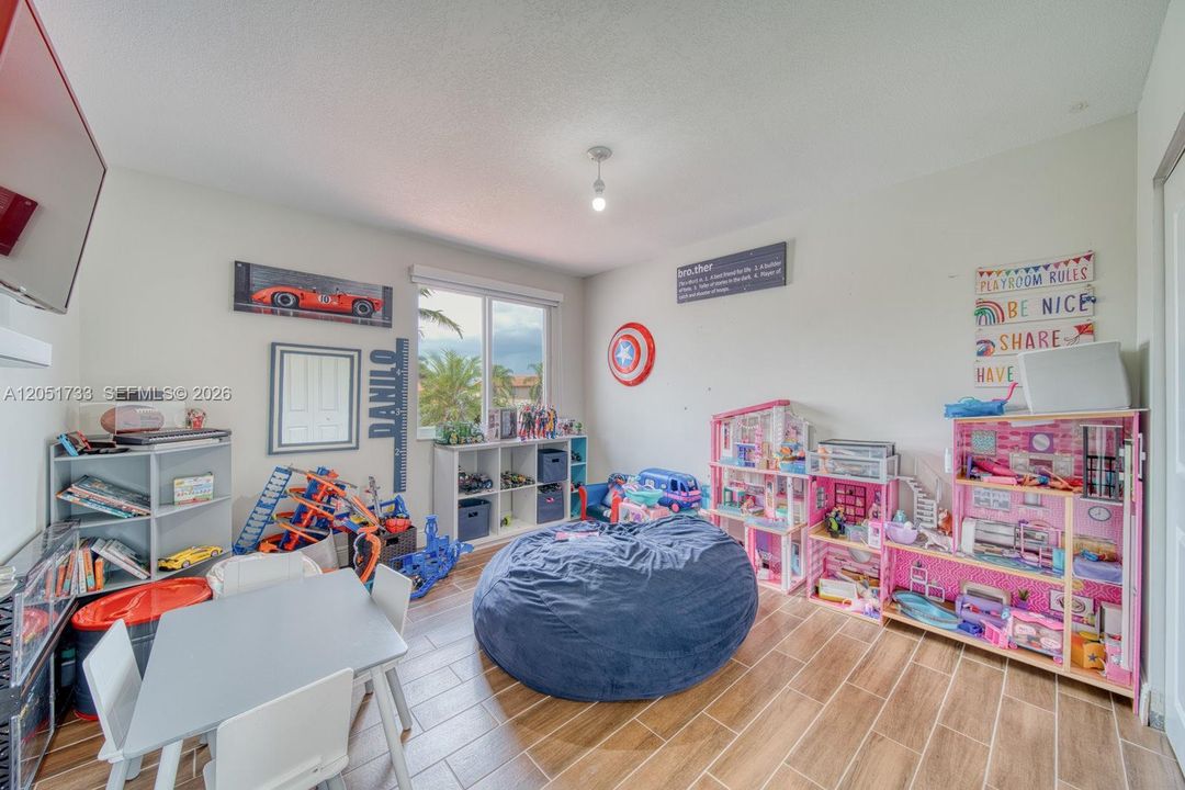En Venta: $920,000 (4 camas, 3 baños, 2894 Pies cuadrados)