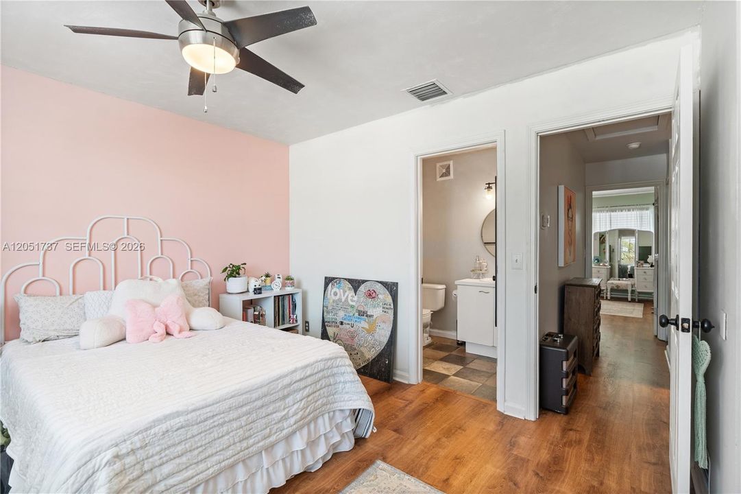 For Sale: $380,000 (2 beds, 2 baths, 1050 Square Feet)