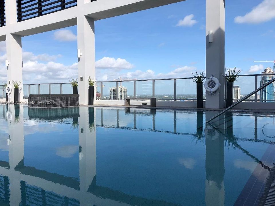 For Rent: $3,600 (2 beds, 2 baths, 977 Square Feet)