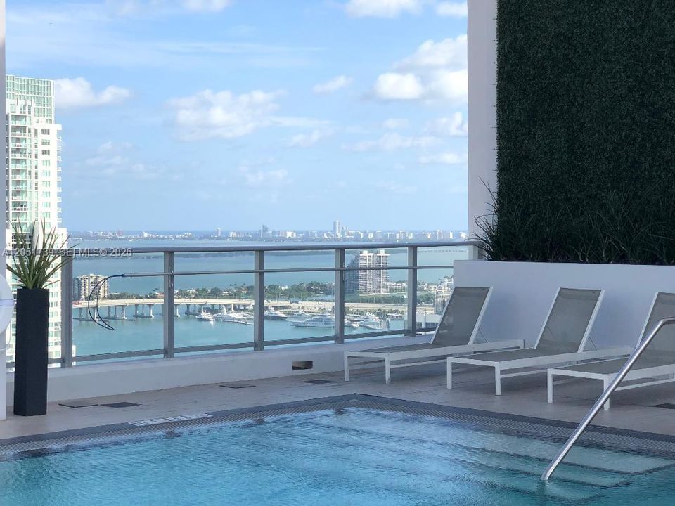 For Rent: $3,600 (2 beds, 2 baths, 977 Square Feet)