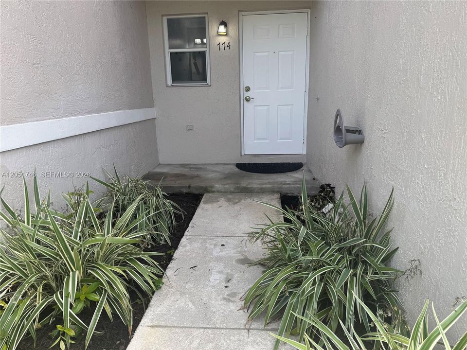 For Rent: $2,999 (3 beds, 2 baths, 1304 Square Feet)