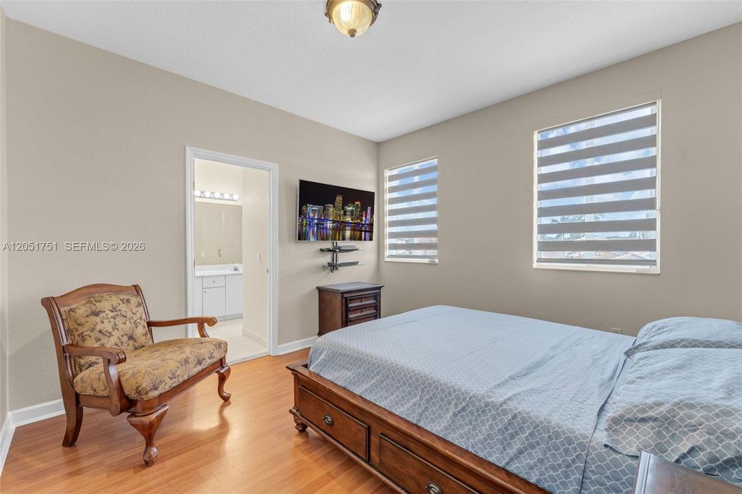 For Sale: $999,999 (5 beds, 4 baths, 2916 Square Feet)