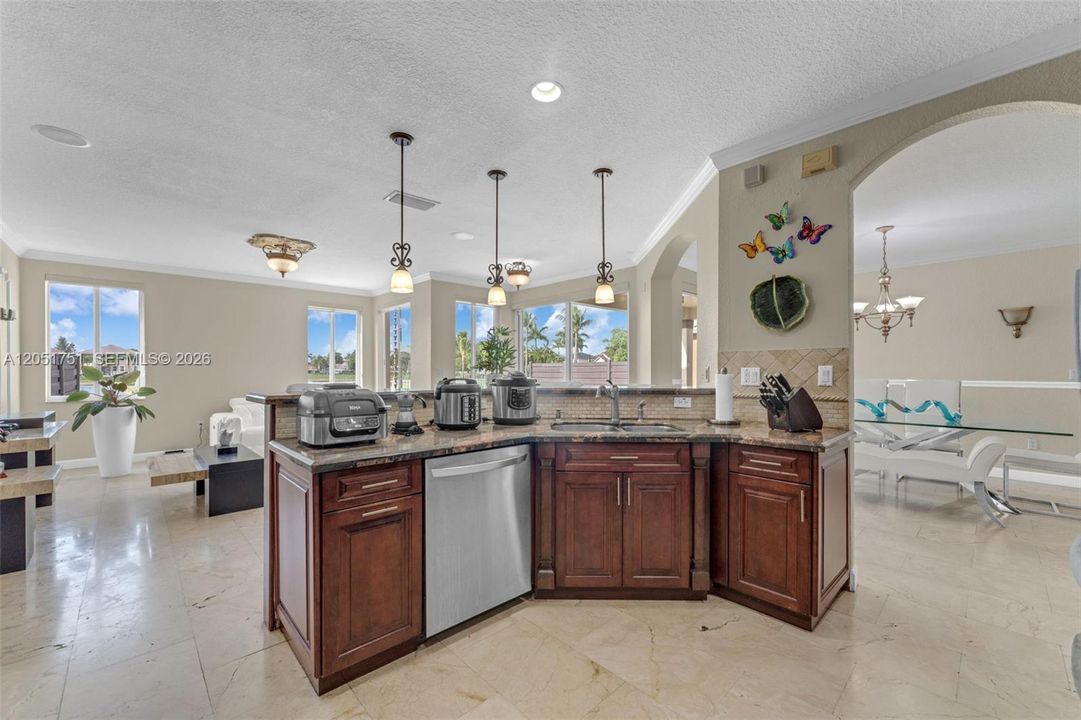 For Sale: $999,999 (5 beds, 4 baths, 2916 Square Feet)
