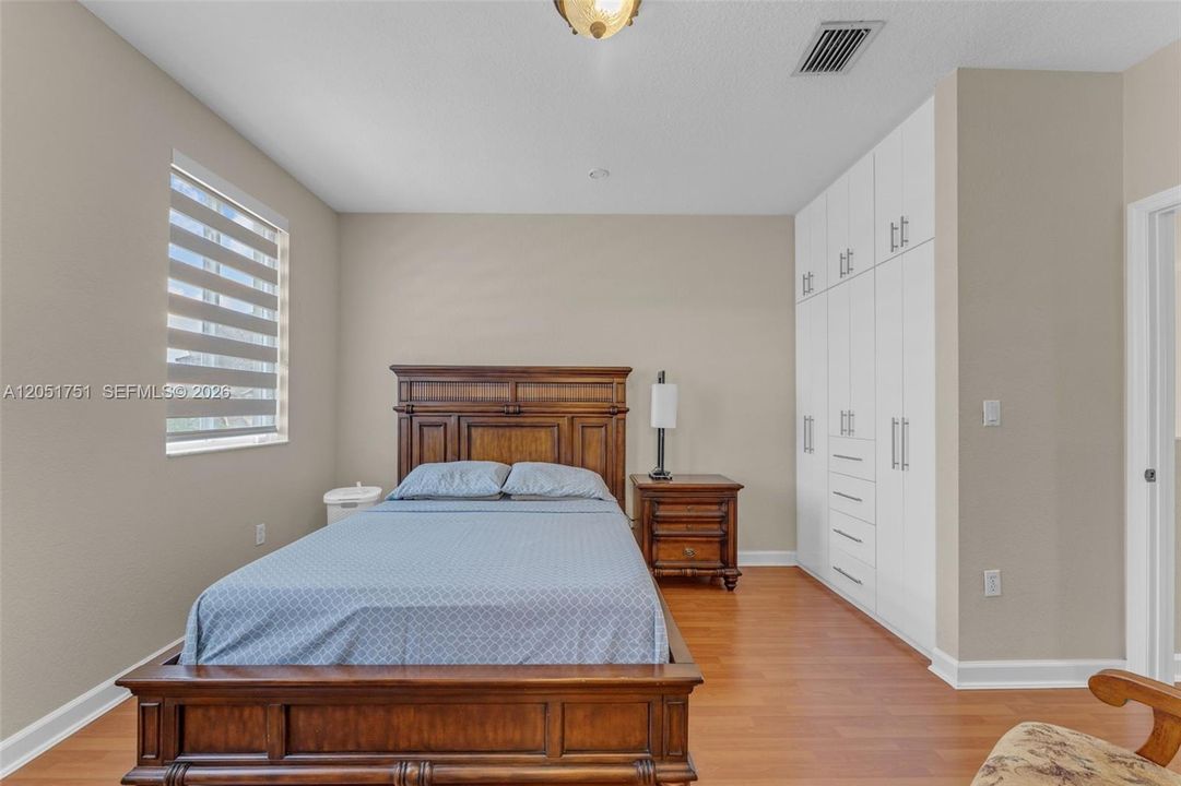 For Sale: $999,999 (5 beds, 4 baths, 2916 Square Feet)
